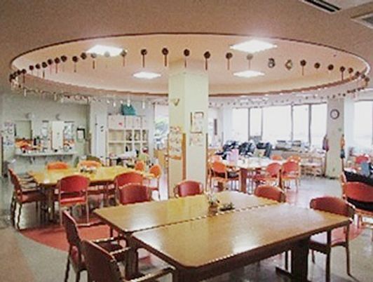 明るい食堂の様子  