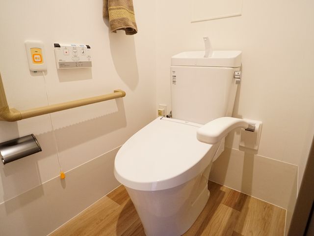 バリアフリートイレ設備 トイレ 手すり付きの清潔なトイレ空間です。安全かつ自立的な日常生活をサポートします。