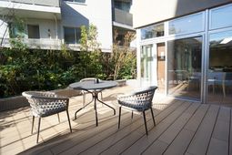 テラスと植栽の眺め
