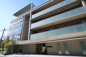 モダンな建物のエントランス
