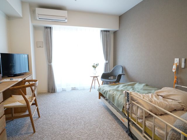 居室の一角と家具 居室 落ち着いた色調の個室です。日差しが優しく差し込み、居心地の良い空間が広がっています。