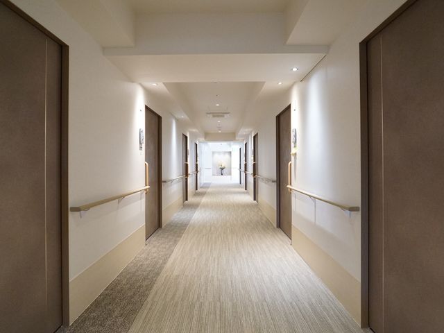 清潔感のある廊下 廊下 明るく清潔感が感じられる廊下です。手すりも設置されており、皆さまの安全な移動を支えています。