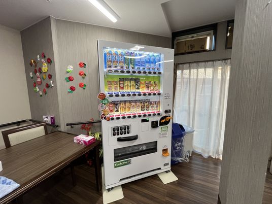 明るい自販機のあるスペース