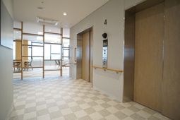 明るい廊下の角