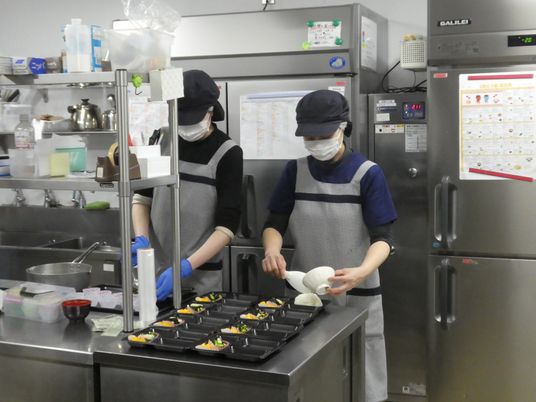 スタッフが活躍するキッチン