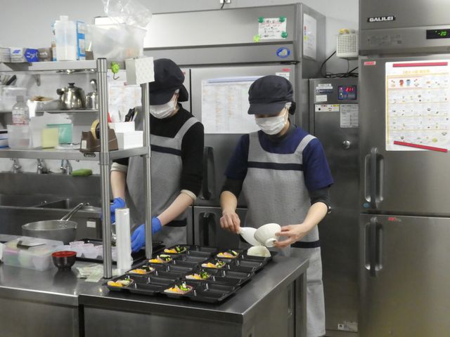 スタッフが活躍するキッチン キッチン 調理スキルを活かし、心を込めた食事作りで利用者の健康を支えるやりがいのある職場です。