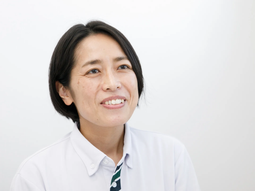 笑顔のスタッフポートレート