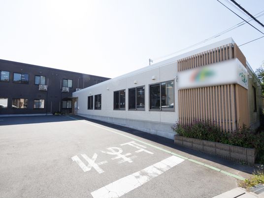 明るい外観の建物