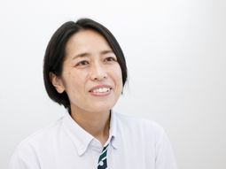 笑顔のスタッフのポートレート