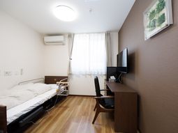 シンプルな居室の様子