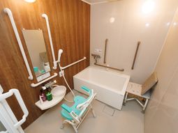 手すり付き清潔な浴室