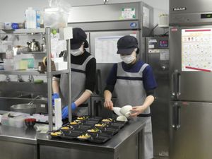 スタッフが活躍するキッチン