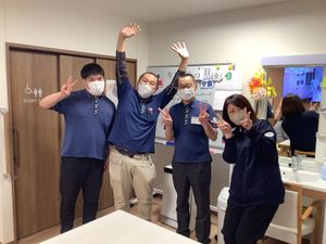 スタッフが楽しそうにポーズ