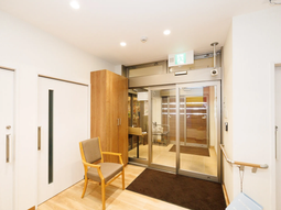 明るいエントランスの風景