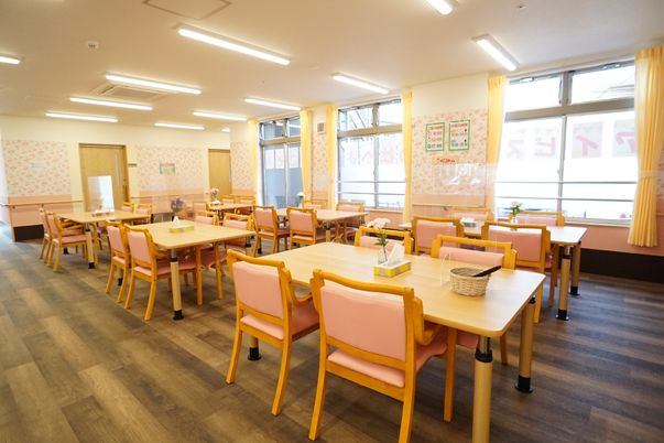 明るい食堂の様子