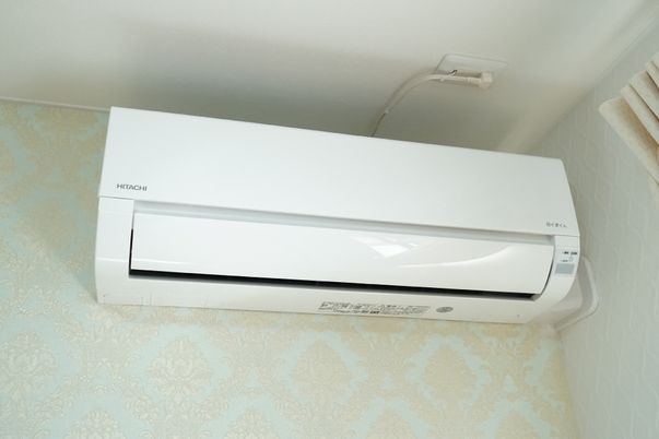 壁に取り付けられたエアコン