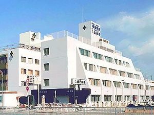 白い建物の外観  