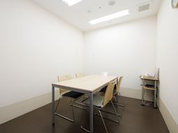 シンプルな会議室