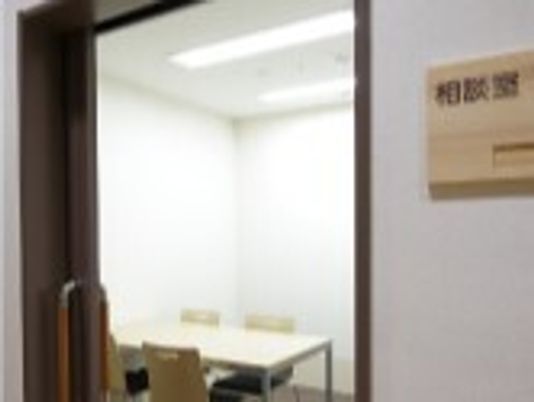 会議室のテーブルと椅子