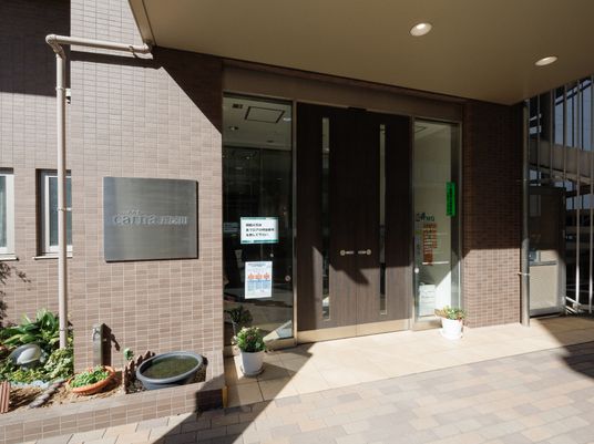 入口と看板の外観