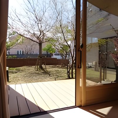 木々が見えるテラス