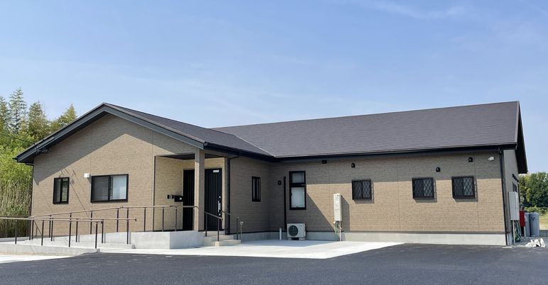 広々とした建物の外観