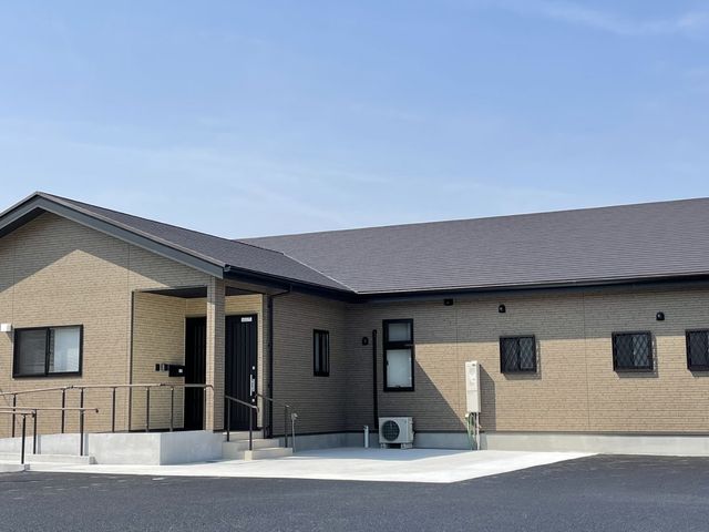 広々とした建物の外観 外観 広々とした建物は、自然光が心地よく降り注ぐ場所です。敷地内は清潔で親しみやすい印象です。