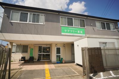清潔な施設のエントランス