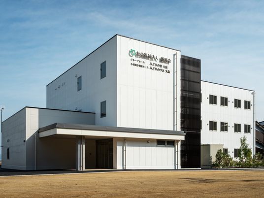 白い建物の外観  