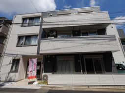 建物正面のエントランス