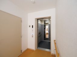 明るいエントランス通路