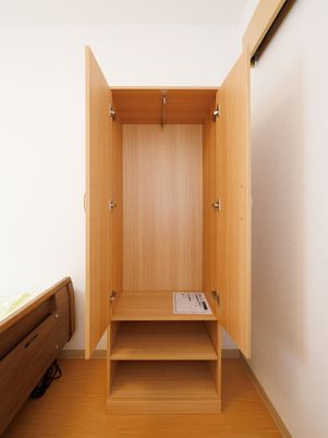 開いた木製のクローゼット