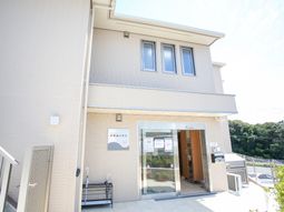 建物のエントランス風景