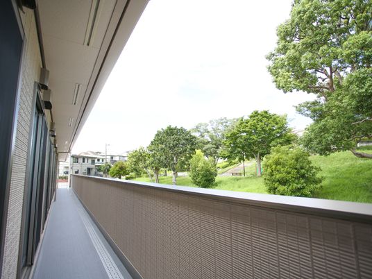 緑豊かな景色のバルコニー