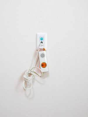 緊急コールのある壁