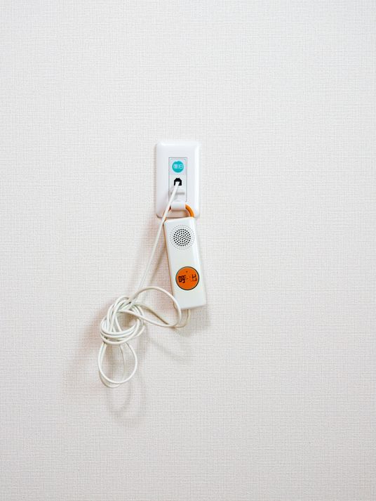 緊急コールのある壁
