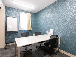 落ち着いた色合いの多目的室