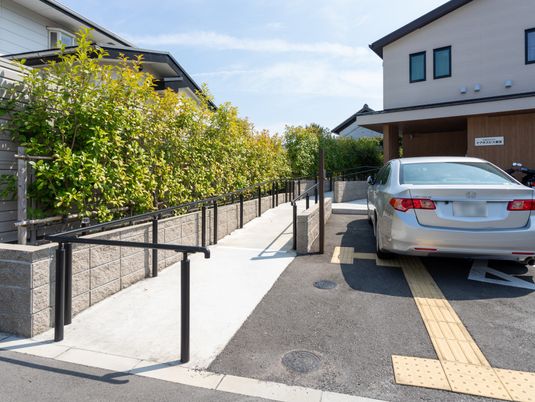 車椅子用スロープのあるエントランス