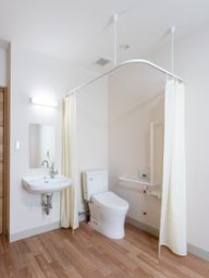 ゆったりとした洗面所とトイレ