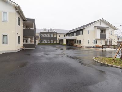 施設の外観と駐車場