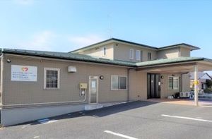 明るい建物の外観