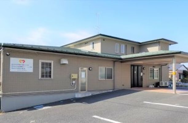 明るい建物の外観