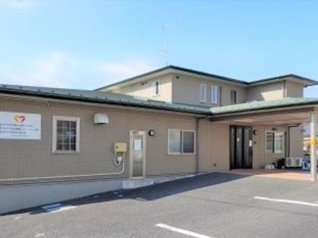 明るい建物の外観 外観 広々とした駐車スペースがあり、アクセスが便利です。天気の良い日には、明るい印象を与えます。