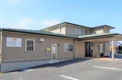 明るい建物の外観