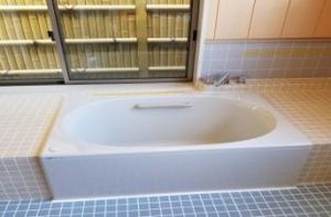清潔な浴槽と床の浴室