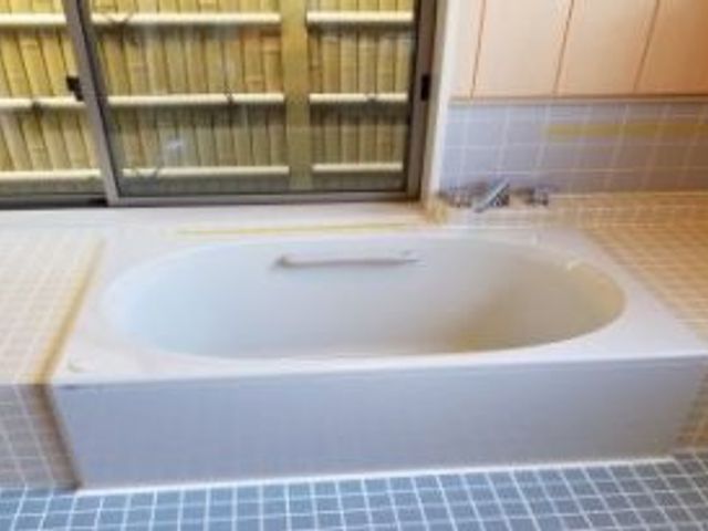 清潔な浴槽と床の浴室 浴室 自然光が差し込む清潔感のある空間で、リラックスした入浴時間を提供できます。