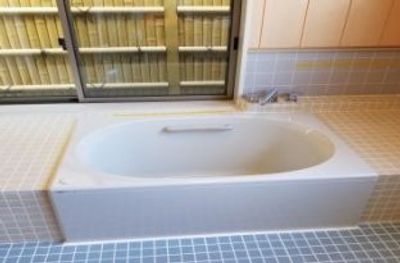 清潔な浴槽と床の浴室