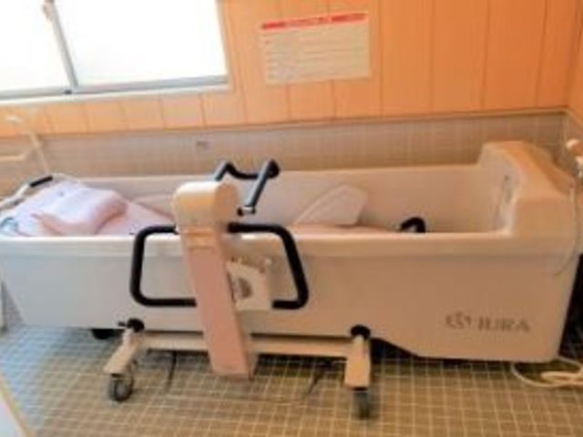 温かみのある浴室 浴室 ゆったりとしたスペースで、安心してリラックスできる設備が整っています。
