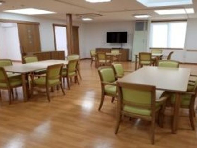 広々とした食堂 食堂 日当たりの良い空間で、広々としたテーブルが配置されています。ゆったりとした時間を過ごせます。