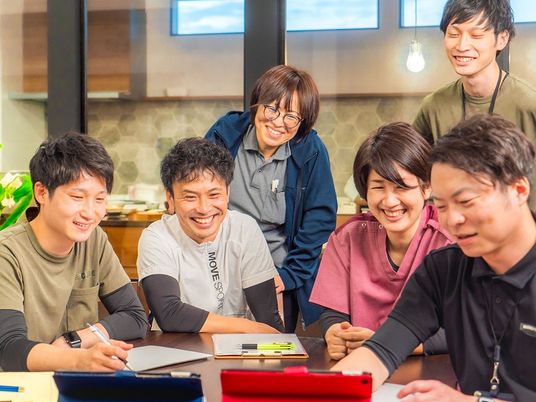 職員が集まる食卓  